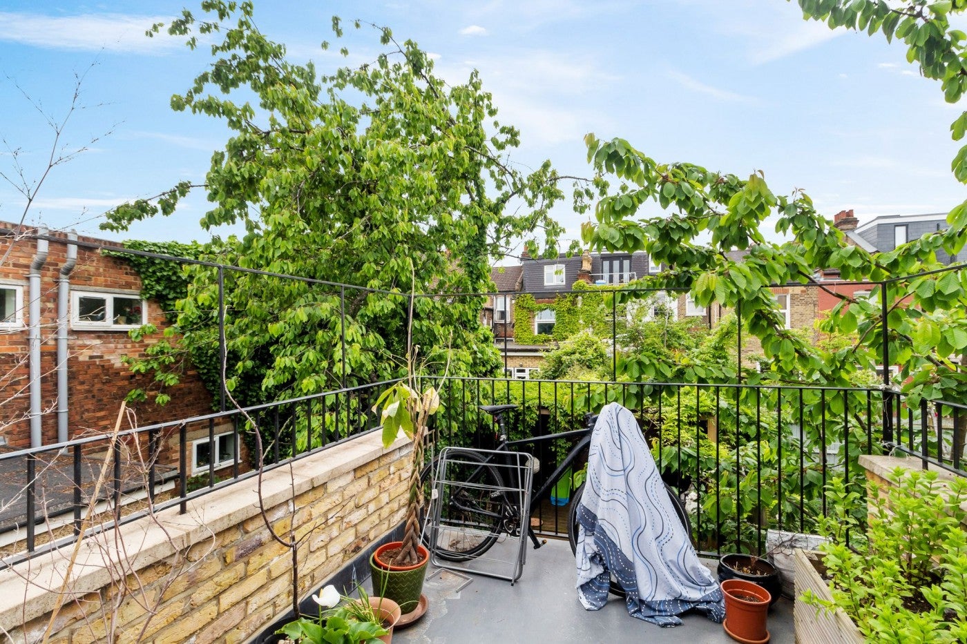 Flat Hewitt Road in Greater London