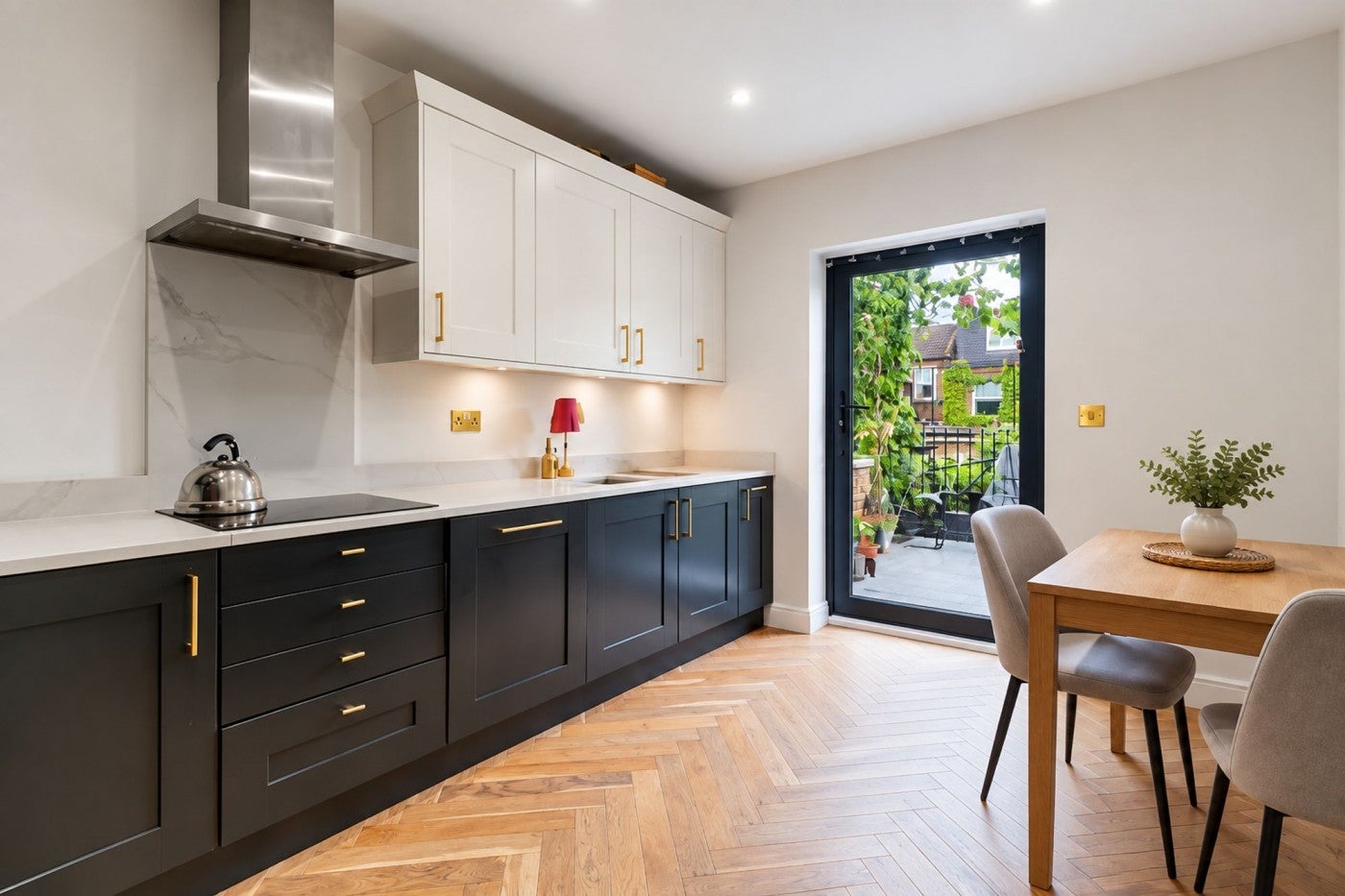 Flat Hewitt Road in Greater London