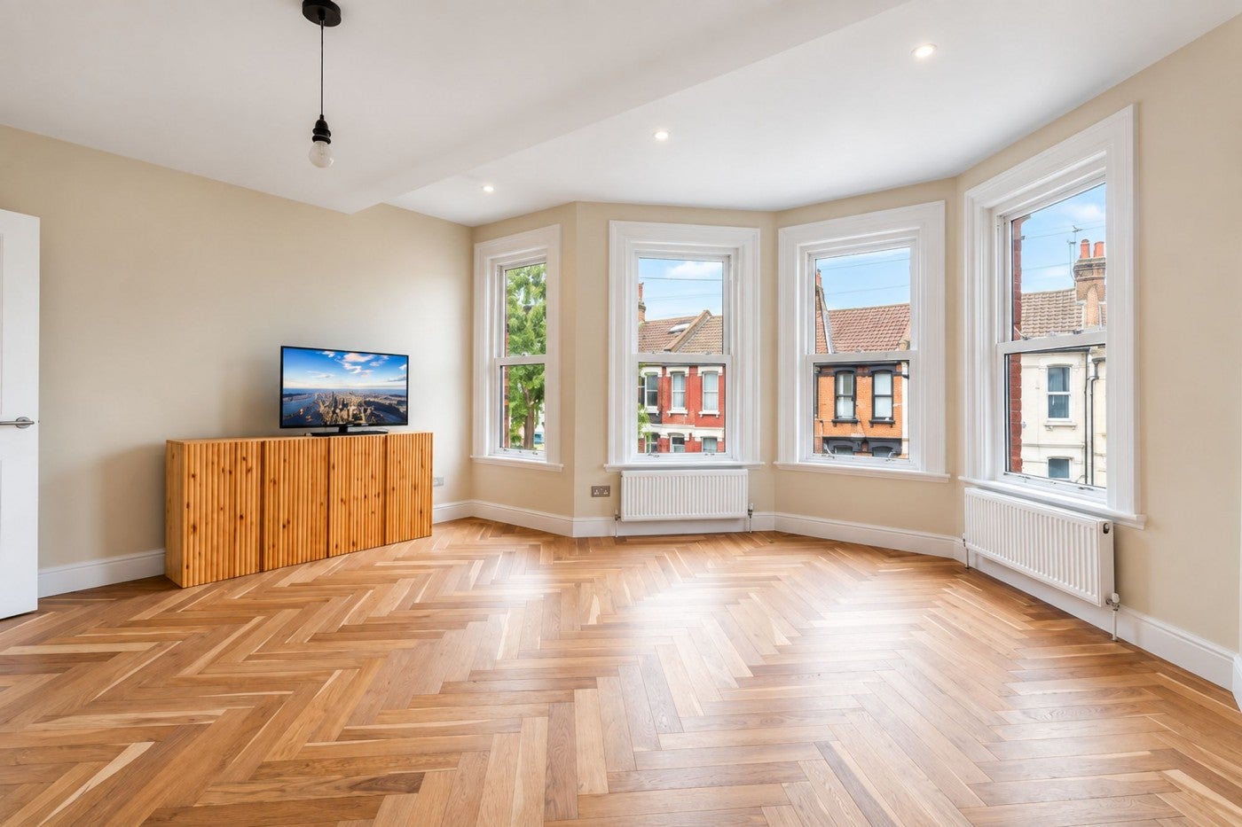 Flat Hewitt Road in Greater London
