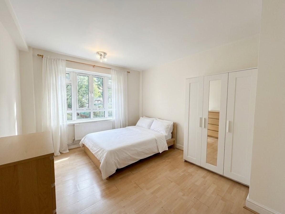 Flat Crowndale Court in Greater London