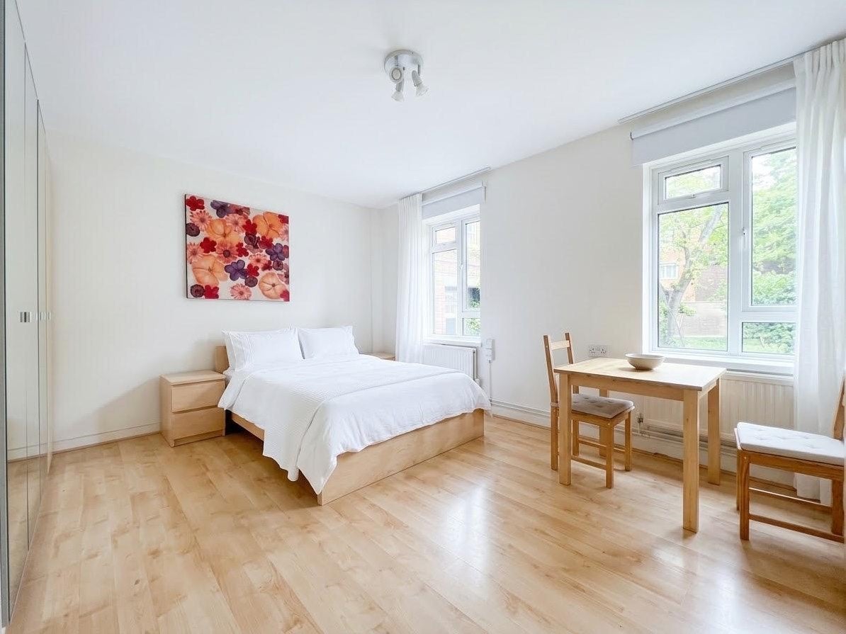 Flat Crowndale Court in Greater London