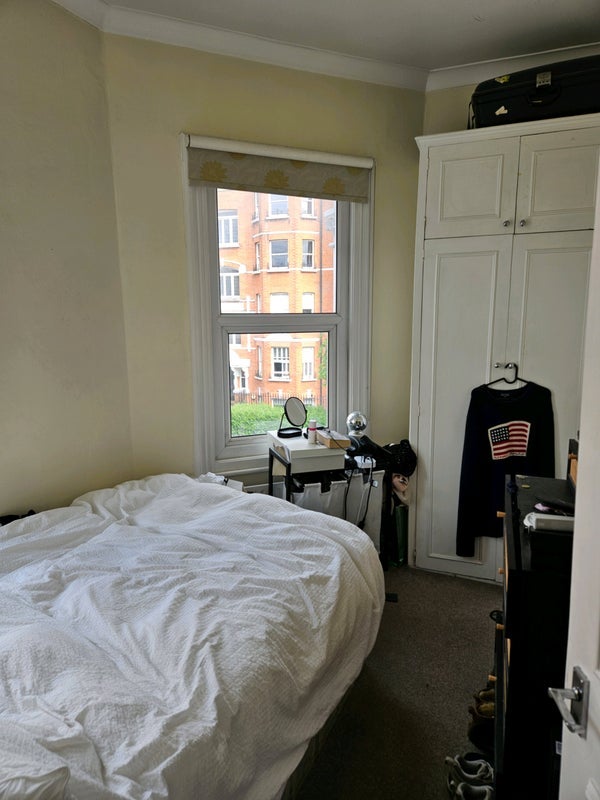 Room Fulham Road in Greater London