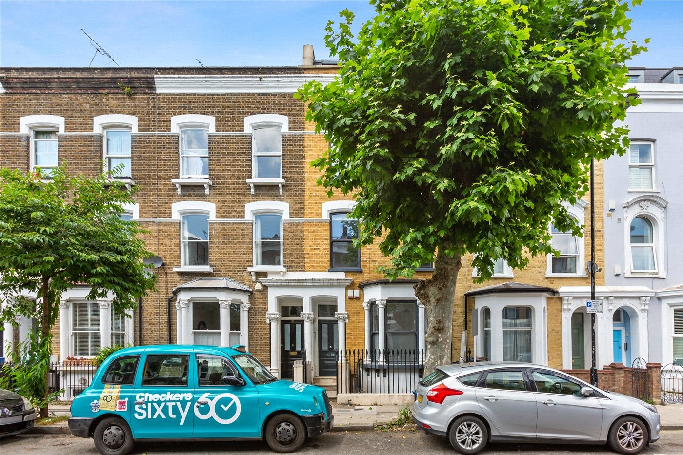 Flat Dunlace Road in Greater London