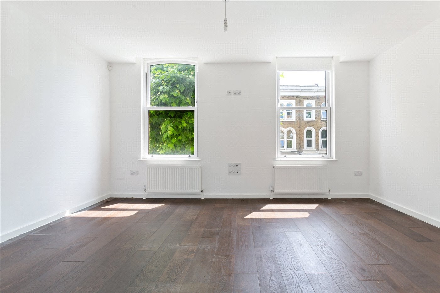 Flat Dunlace Road in Greater London