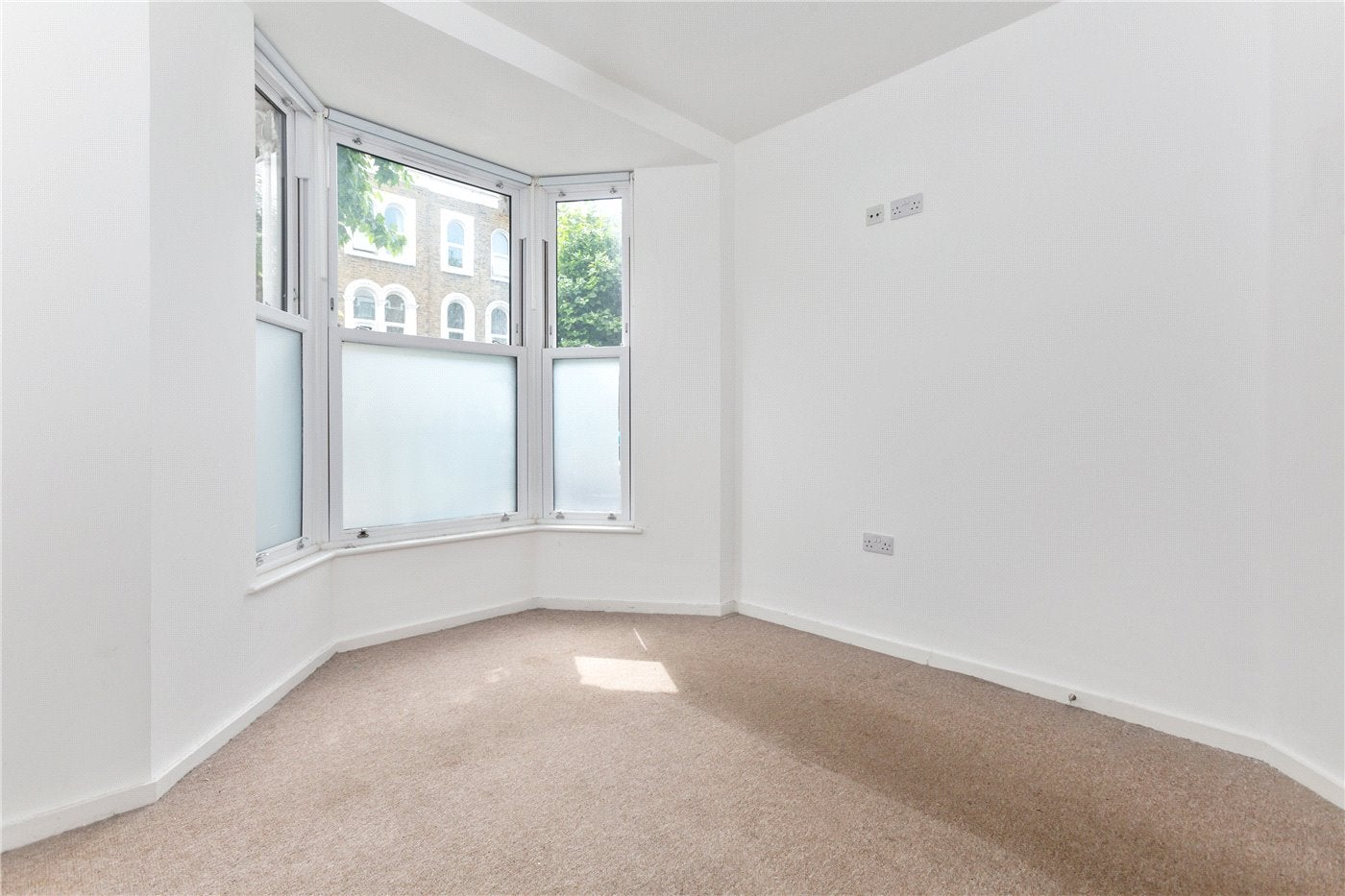 Flat Dunlace Road in Greater London