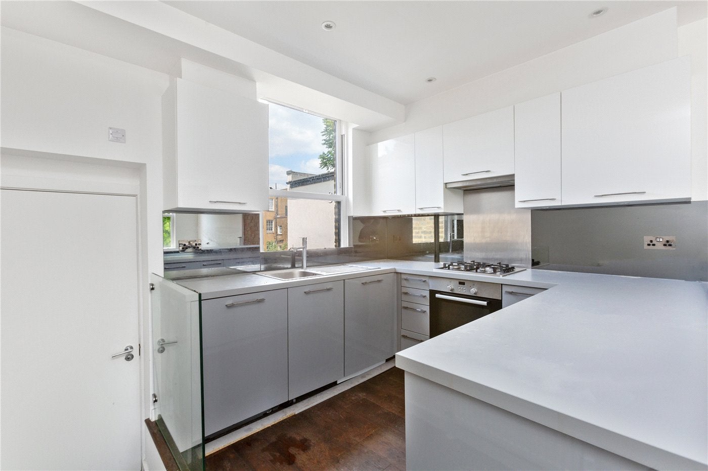 Flat Dunlace Road in Greater London