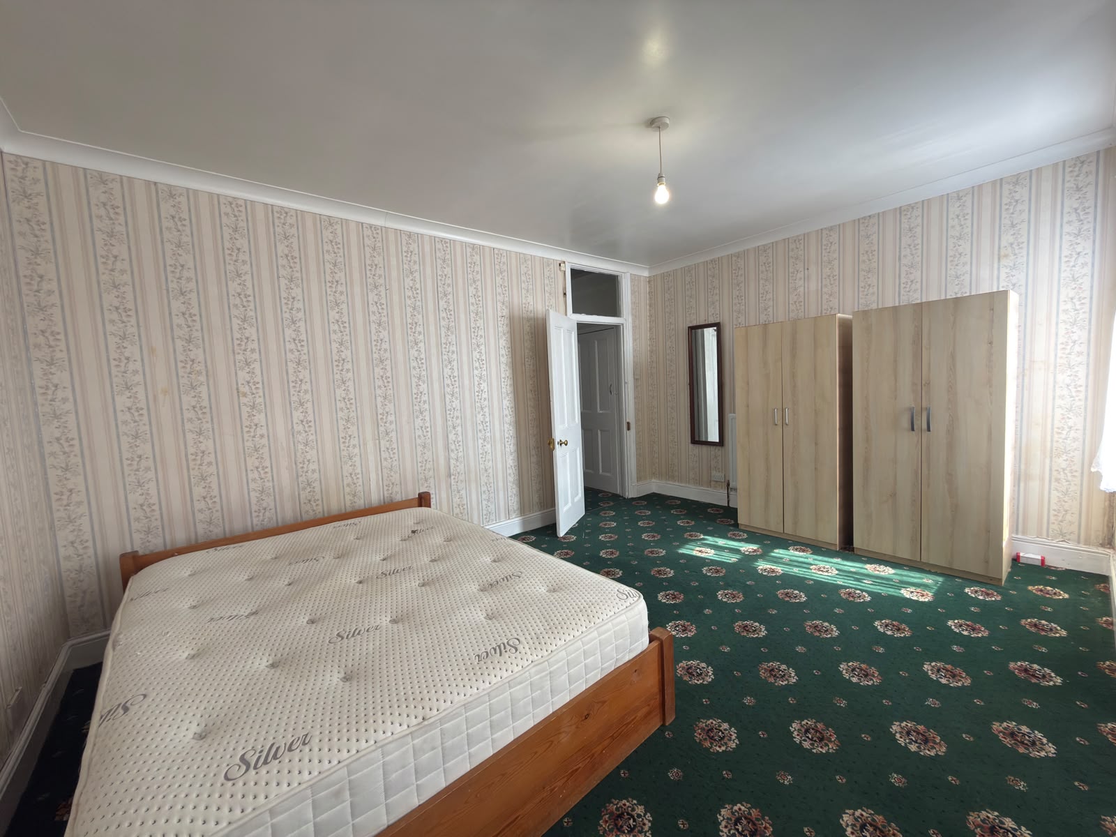 Flat First Avenue in Greater London
