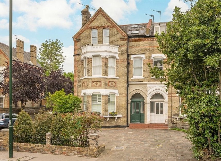 Flat Orchard Road in Greater London