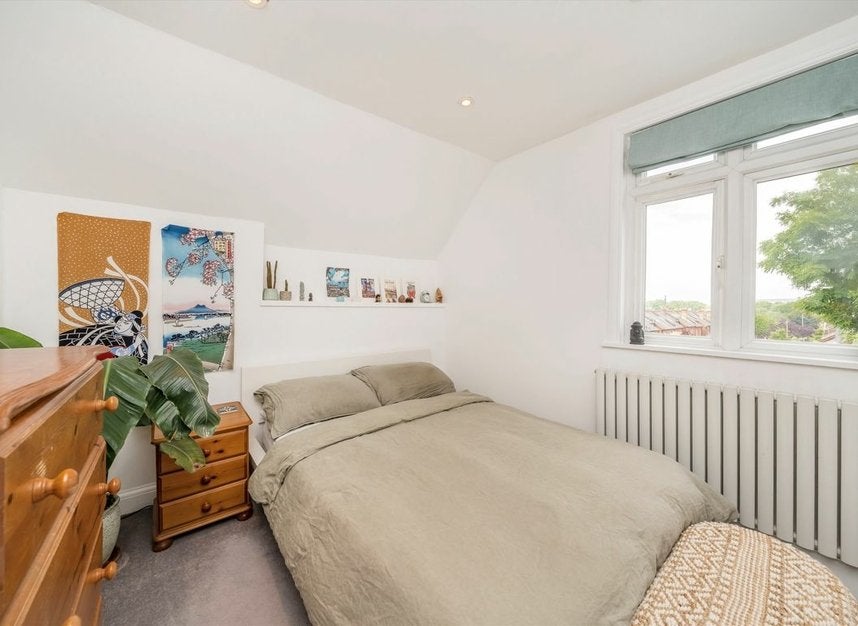 Flat Orchard Road in Greater London