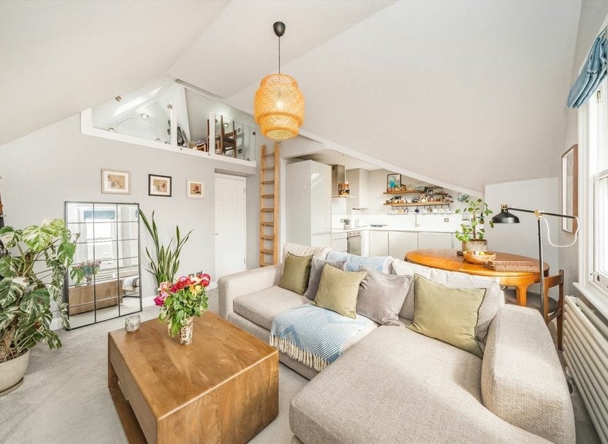Flat Orchard Road in Greater London