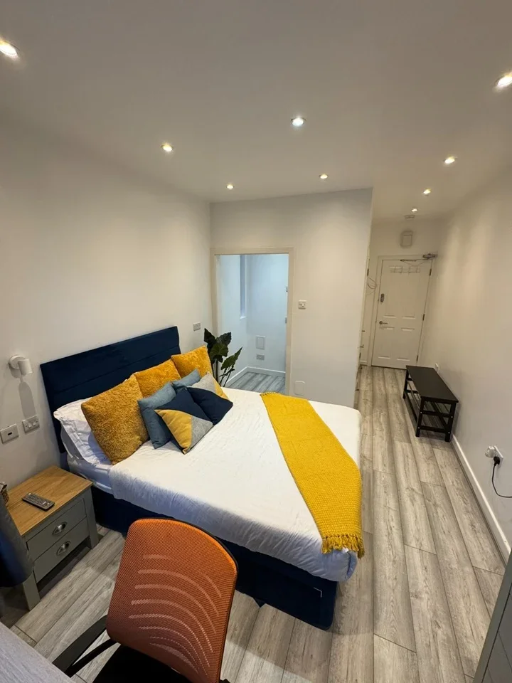 Room South Hill Avenue in Greater London