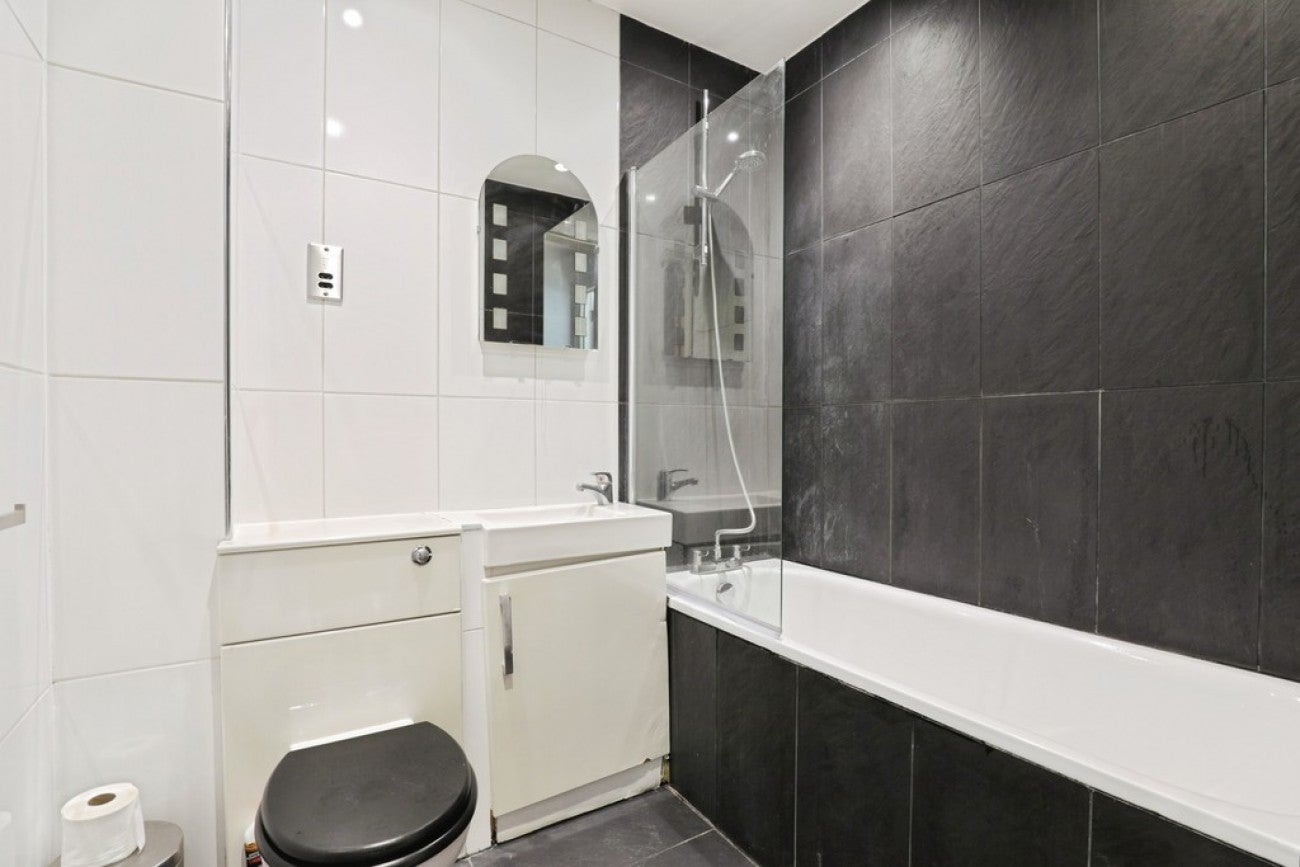 Flat Commercial Road in Greater London