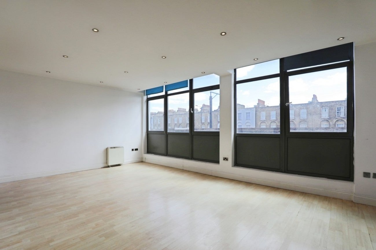 Flat Commercial Road in Greater London