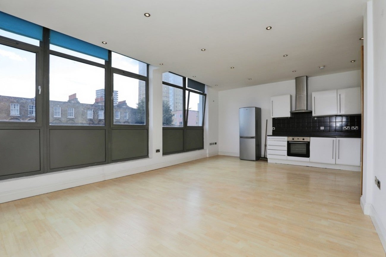 Flat Commercial Road in Greater London