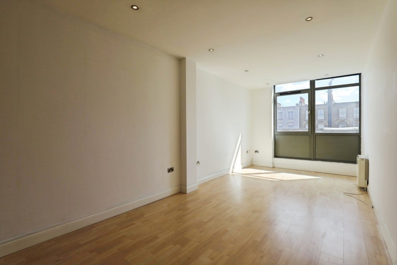 Flat Commercial Road in Greater London