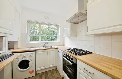 Flat Glenhill Close in Greater London