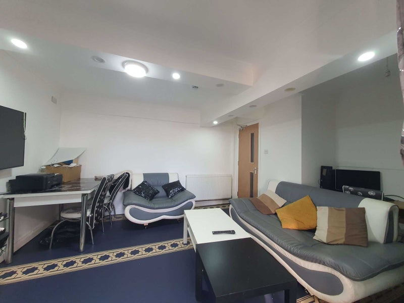 Room Holberton Road in Reading