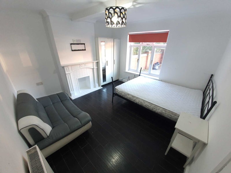 Room Holberton Road in Reading