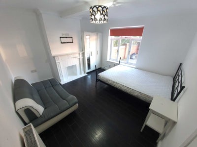 Room Holberton Road in Reading