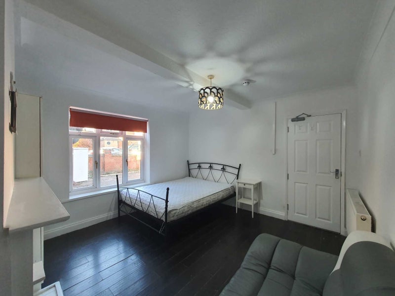 Room Holberton Road in Reading