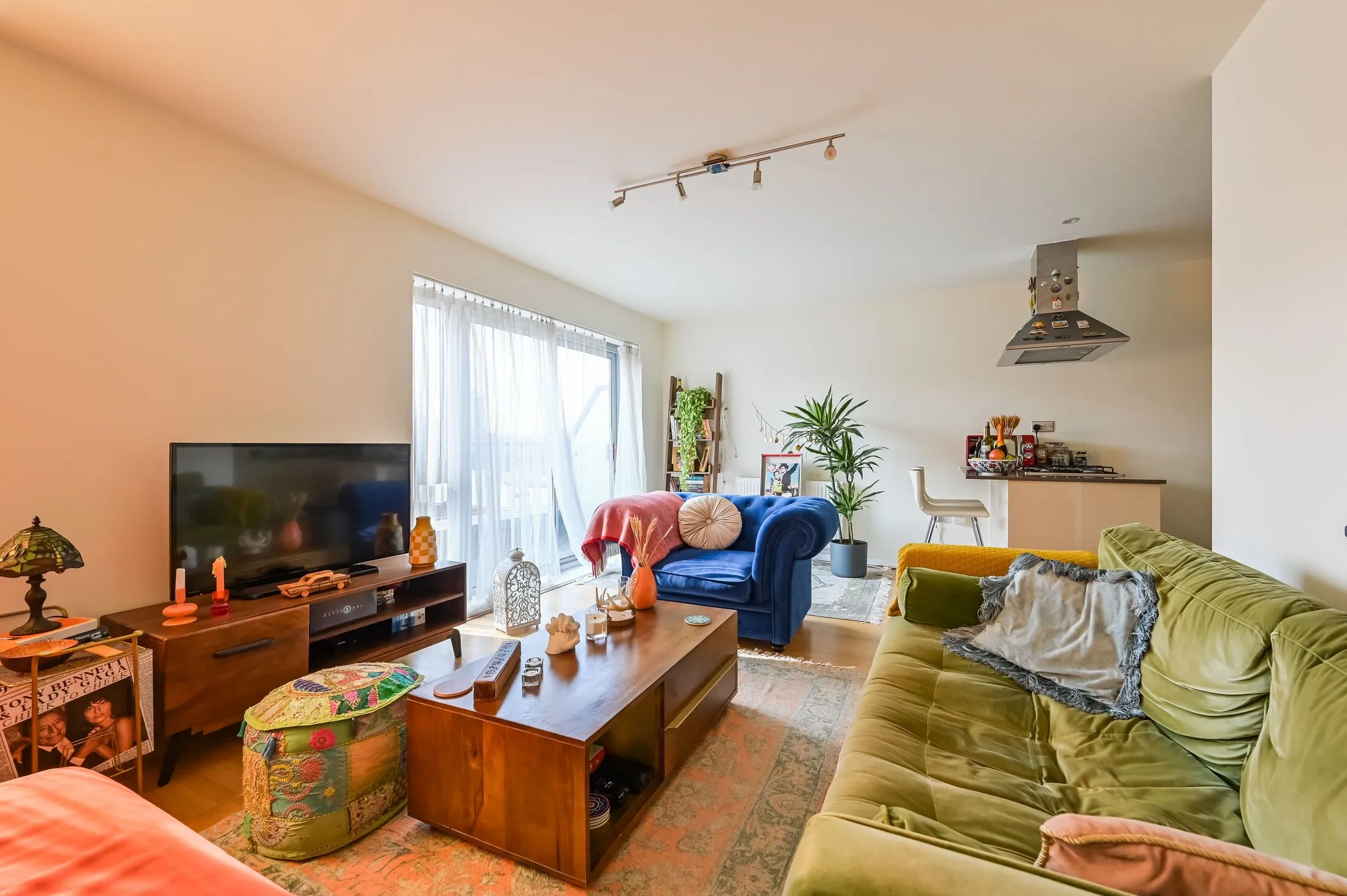 Flat Merchant Street in Greater London