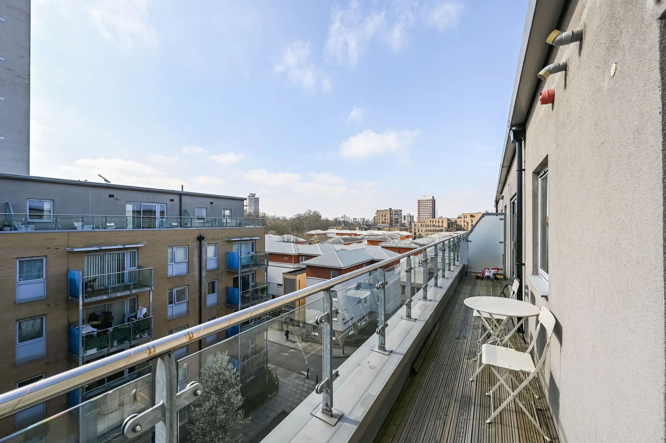 Flat Merchant Street in Greater London