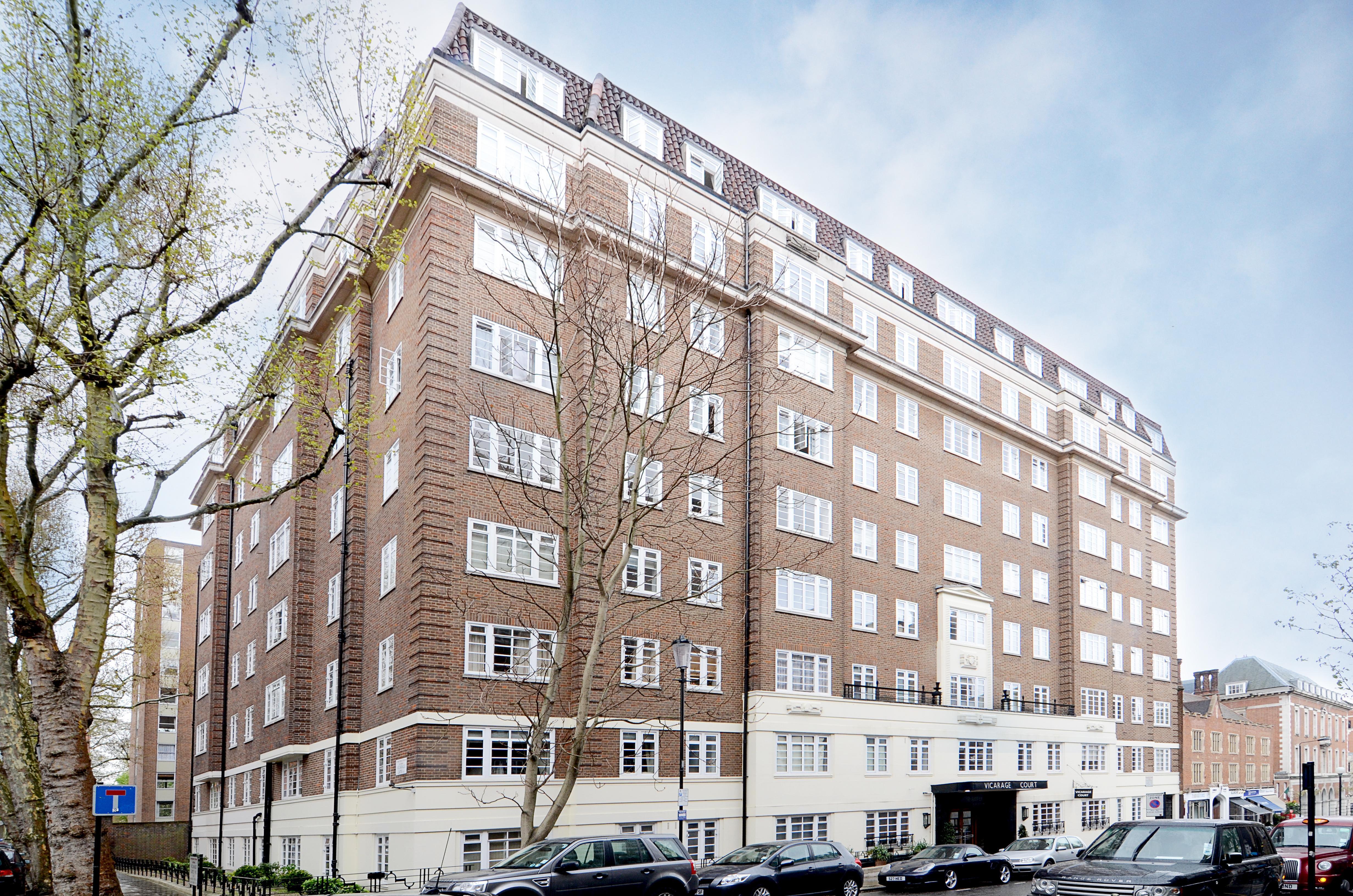 Flat Vicarage Gate in Greater London