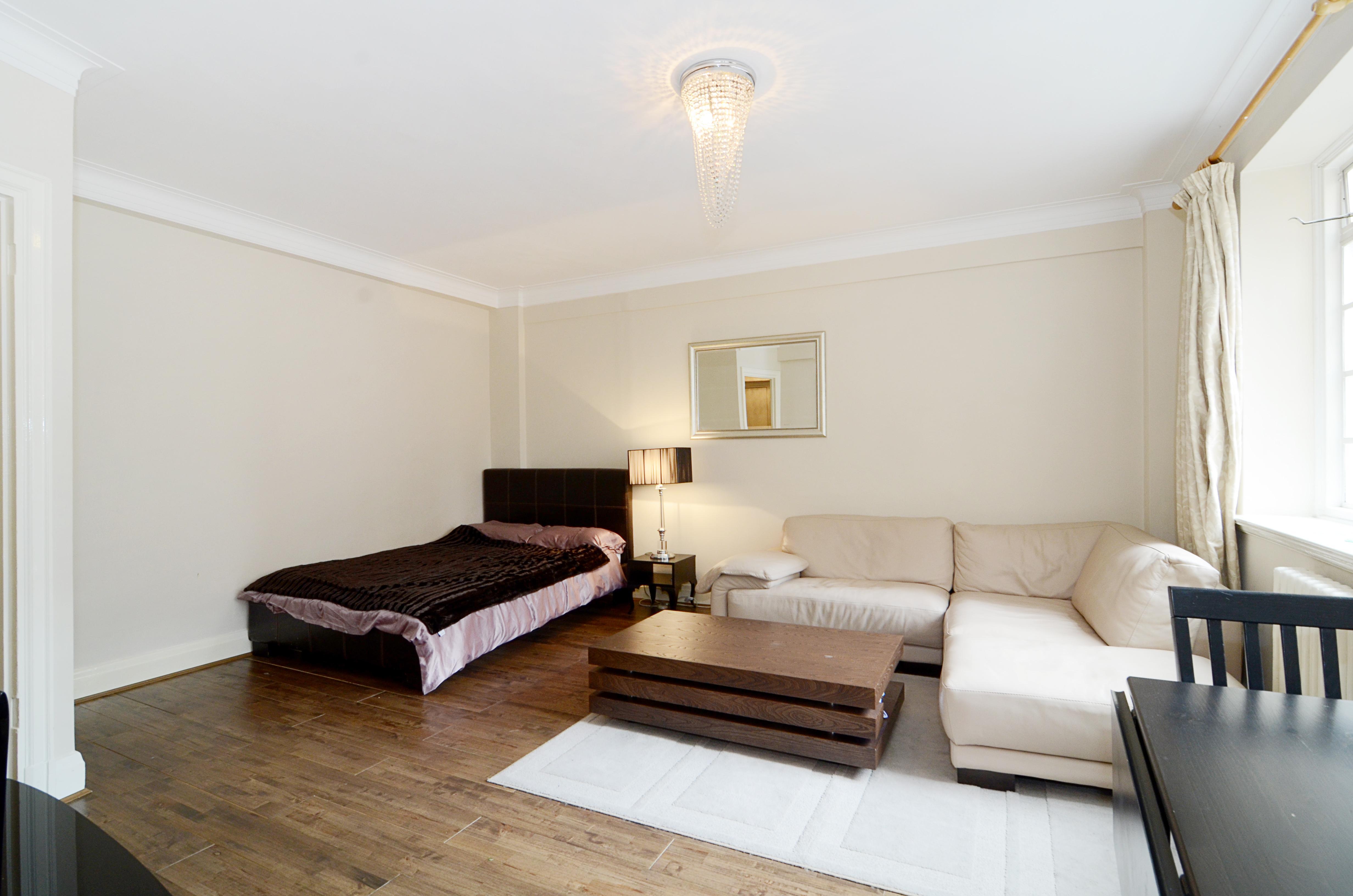 Flat Vicarage Gate in Greater London