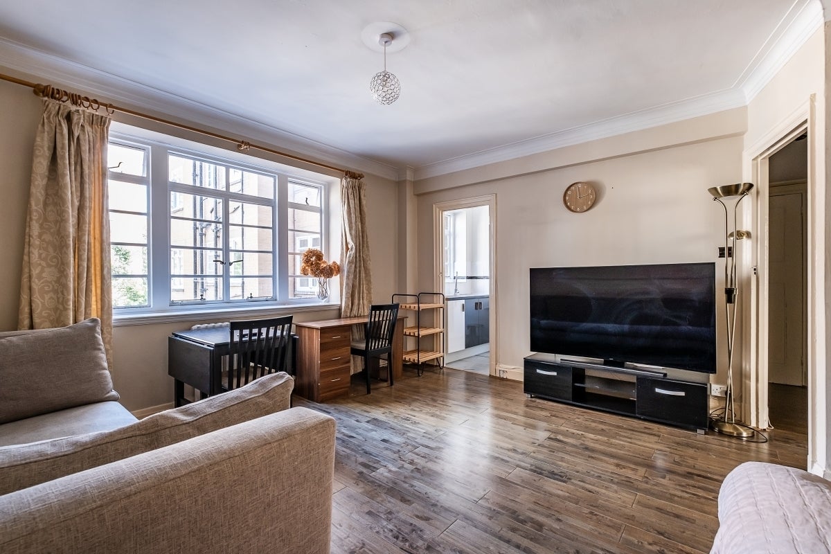 Flat Vicarage Gate in Greater London