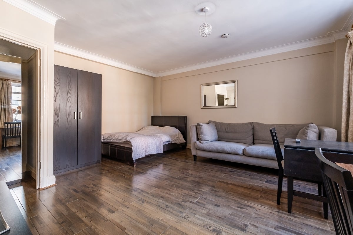 Flat Vicarage Gate in Greater London