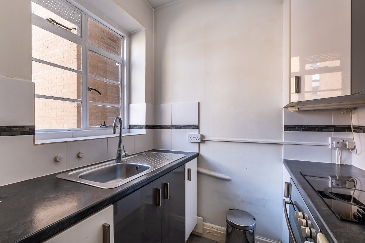 Flat Vicarage Gate in Greater London