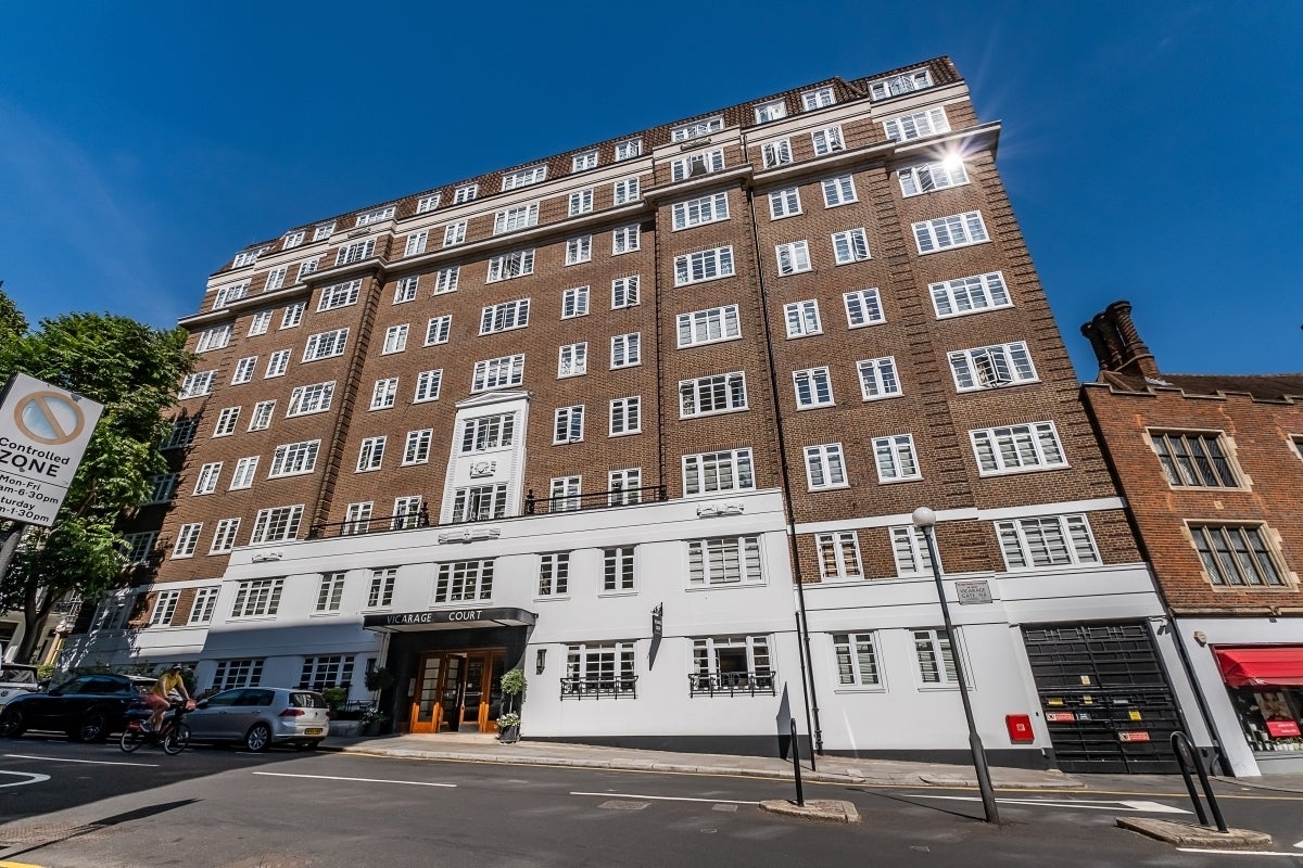 Flat Vicarage Gate in Greater London