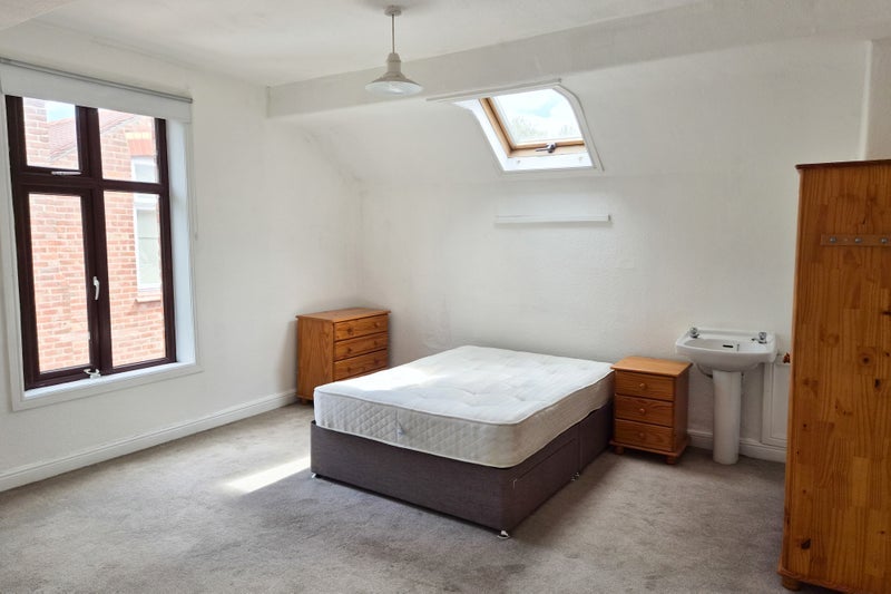 Room Belfield Road in Manchester