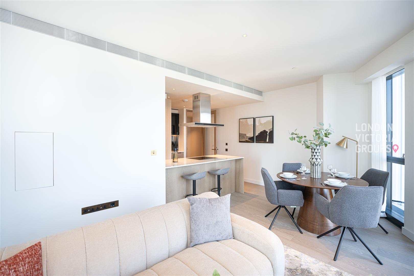 Flat Carnation Way in Greater London