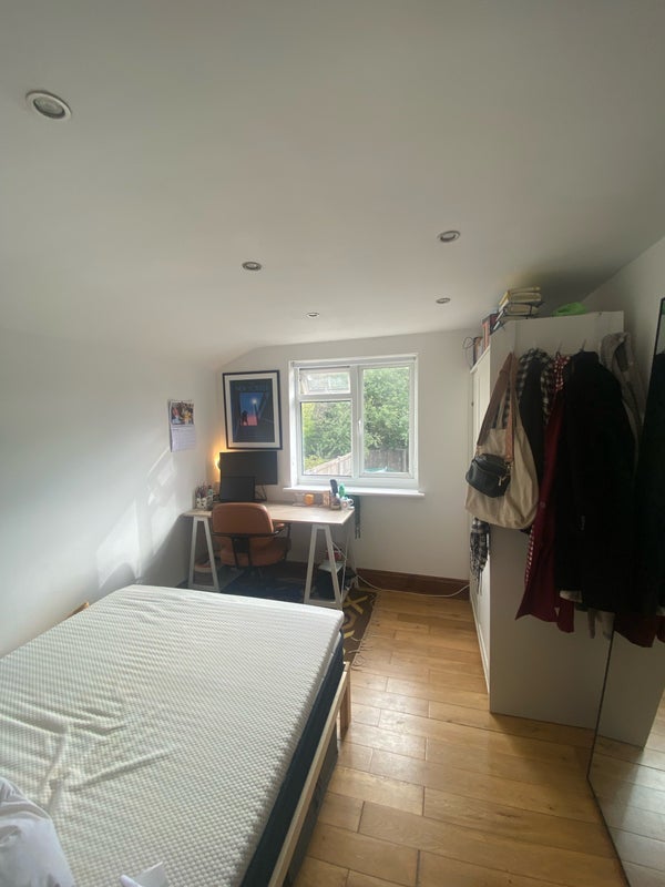 Room Gosterwood Street in Greater London