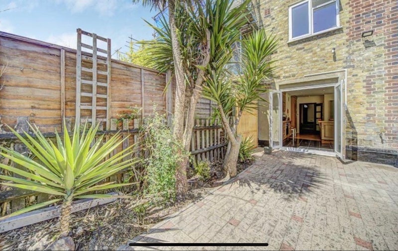 Room Gosterwood Street in Greater London