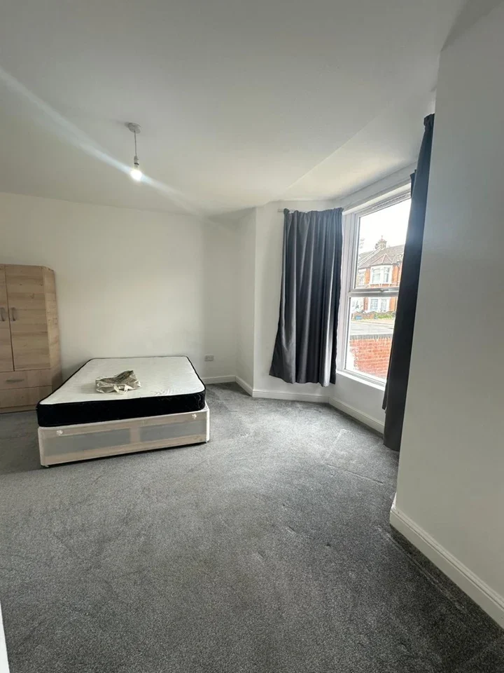 Flat Colinton Road in Greater London