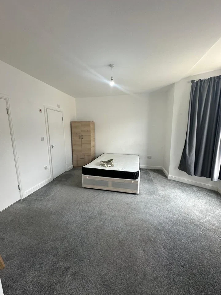Flat Colinton Road in Greater London