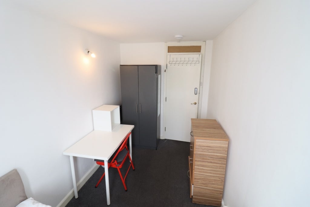 Room Globe Road in Greater London