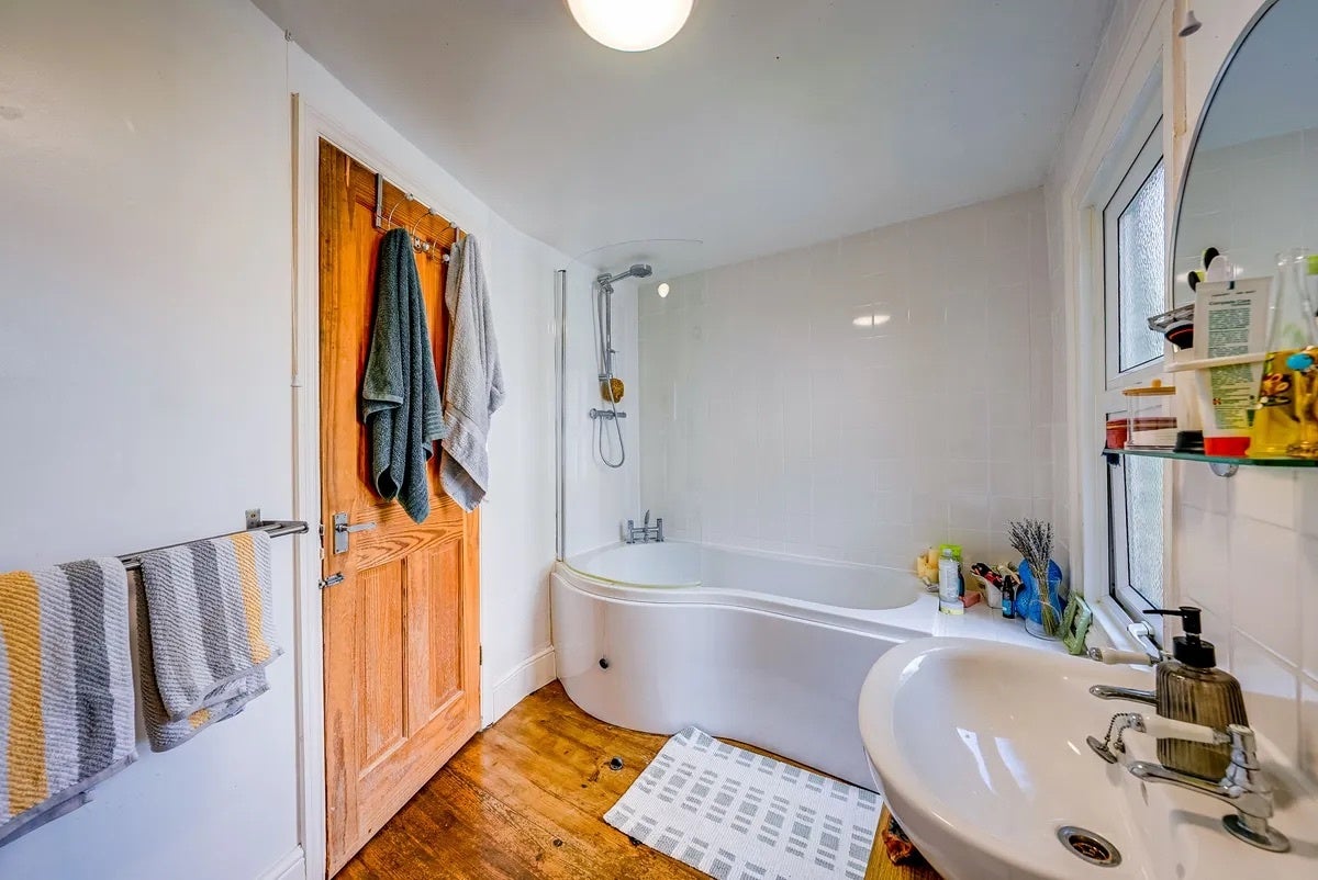 Flat Borthwick Road in Greater London
