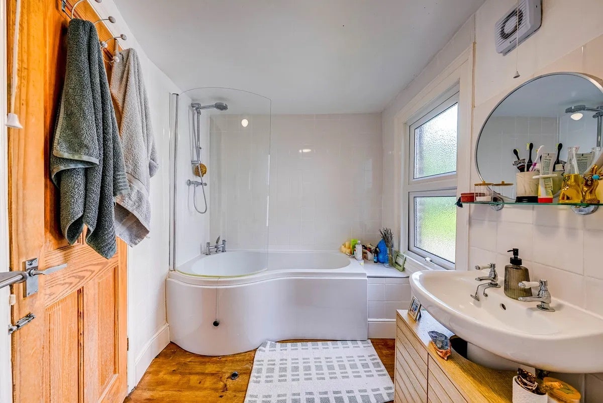 Flat Borthwick Road in Greater London