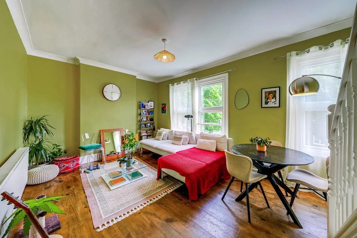 Flat Borthwick Road in Greater London