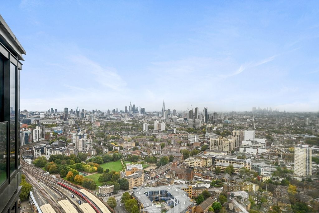 Flat Bondway in Greater London