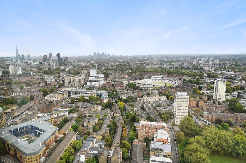 Flat Bondway in Greater London