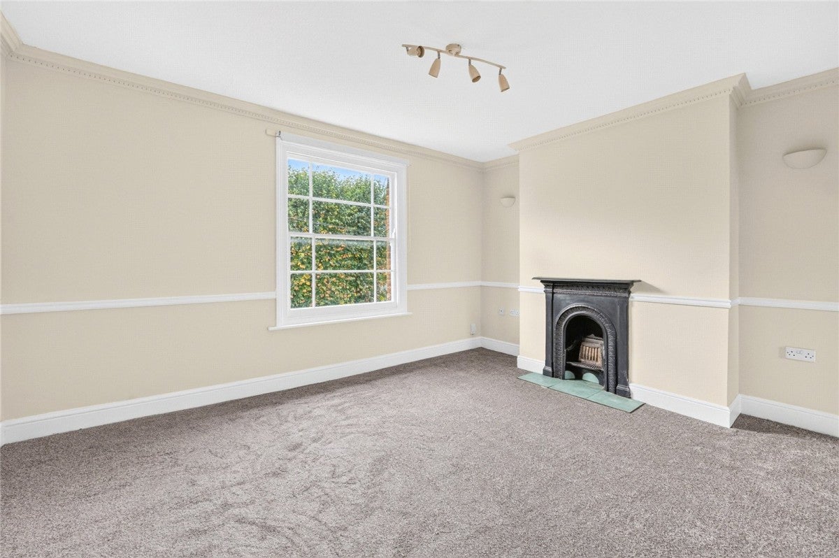 Flat Wingfield Road in Greater London