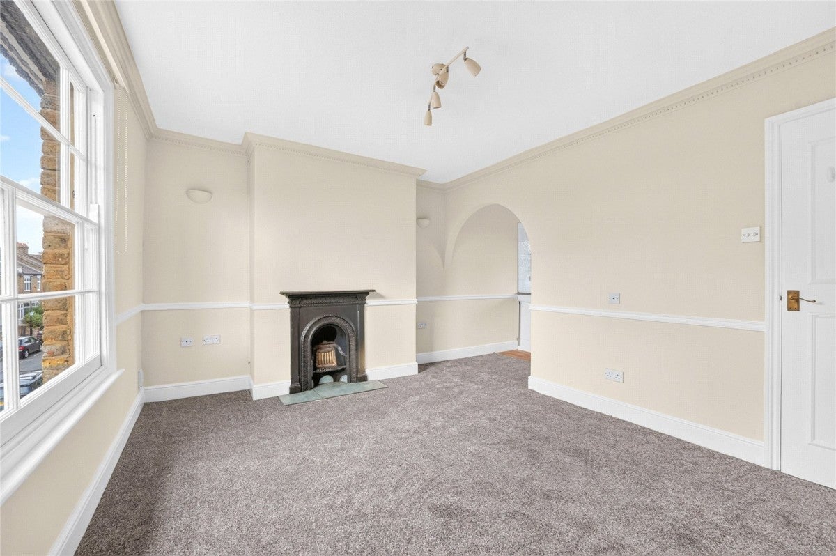 Flat Wingfield Road in Greater London