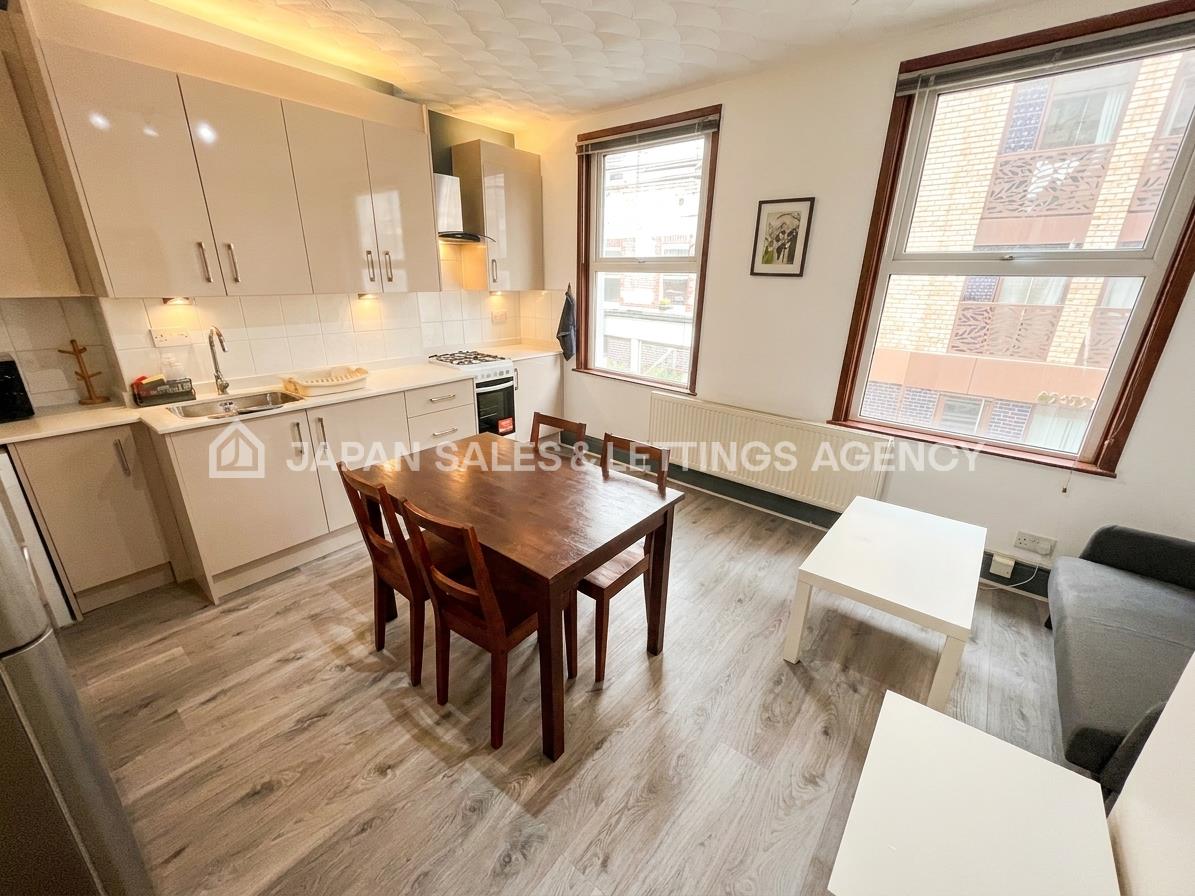 Room Market Place in Greater London
