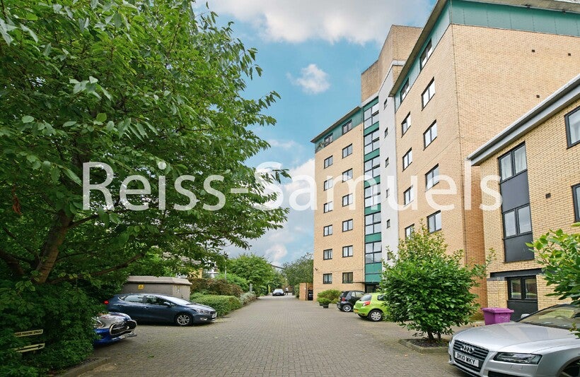 Flat Old Bellgate Place in Greater London