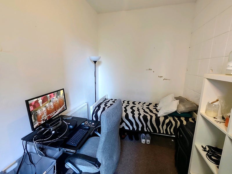 Room Hampden Road in Greater London
