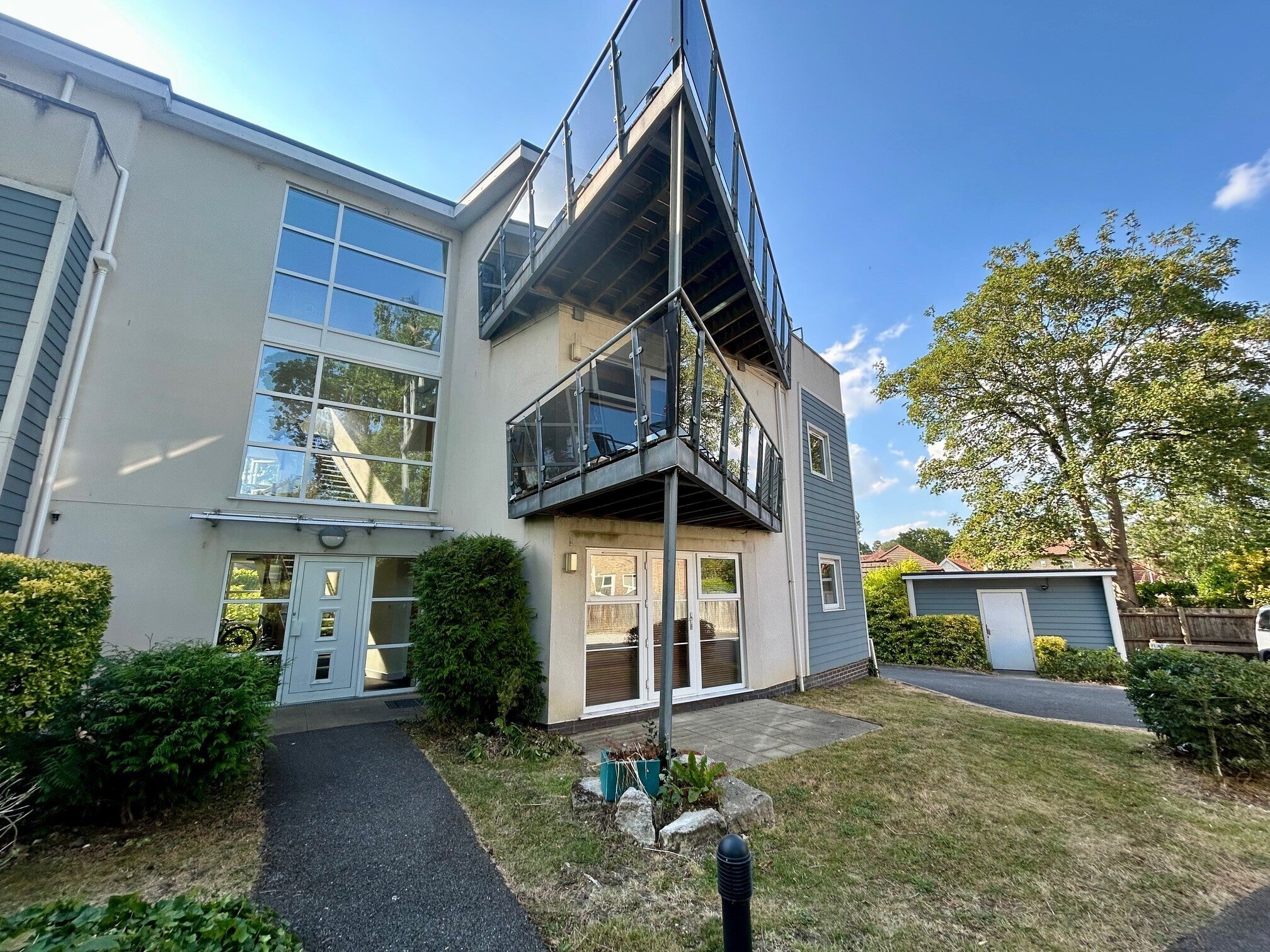 Flat Penn Hill Avenue in Poole